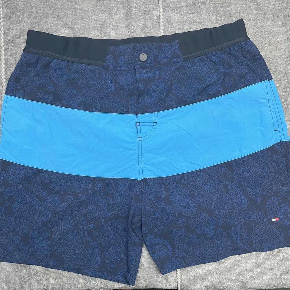 Tommy Hilfiger Mens 7” swimsuit w/ liner. Size L